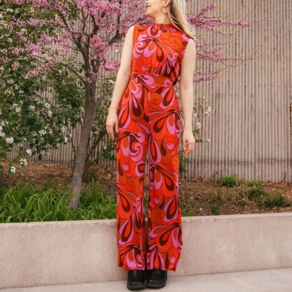 🆕️ Donna Morgan Retro Mock Neck Flare Lef Jumpsuit in Red & Lavender - Picture 2 of 11